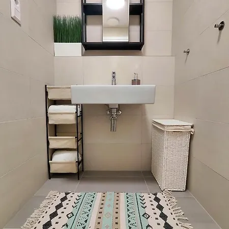 Beautiful 1 - Bedroom In Downtown Apartment *